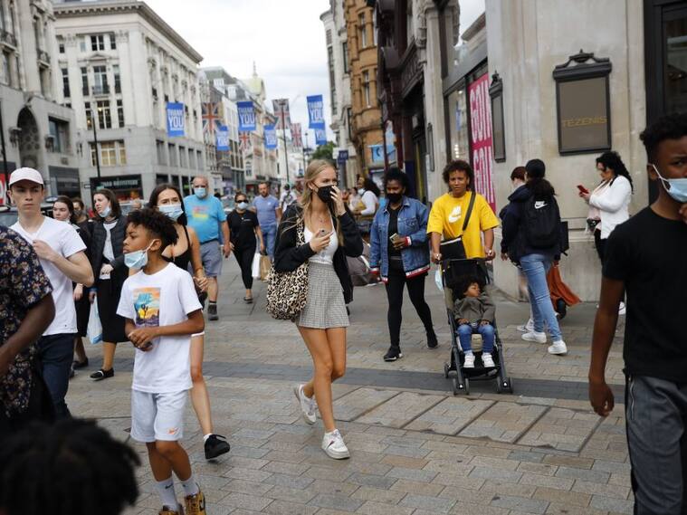 Las personas compran en calles comerciales de Londres