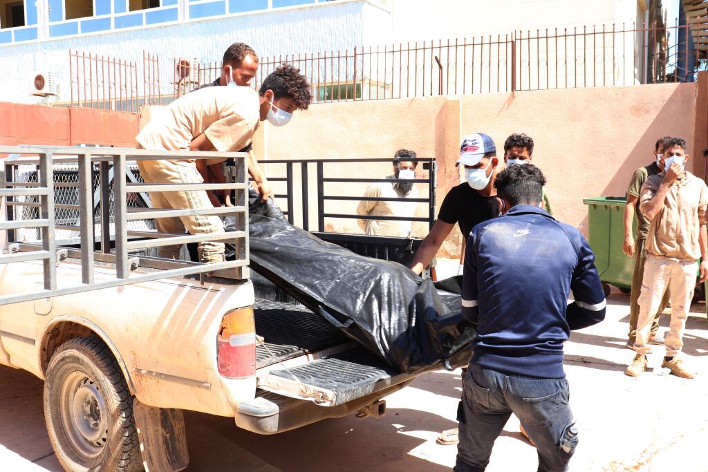 Habitantes de Derna trasladan cuerpos tras el paso del ciclón por Libia