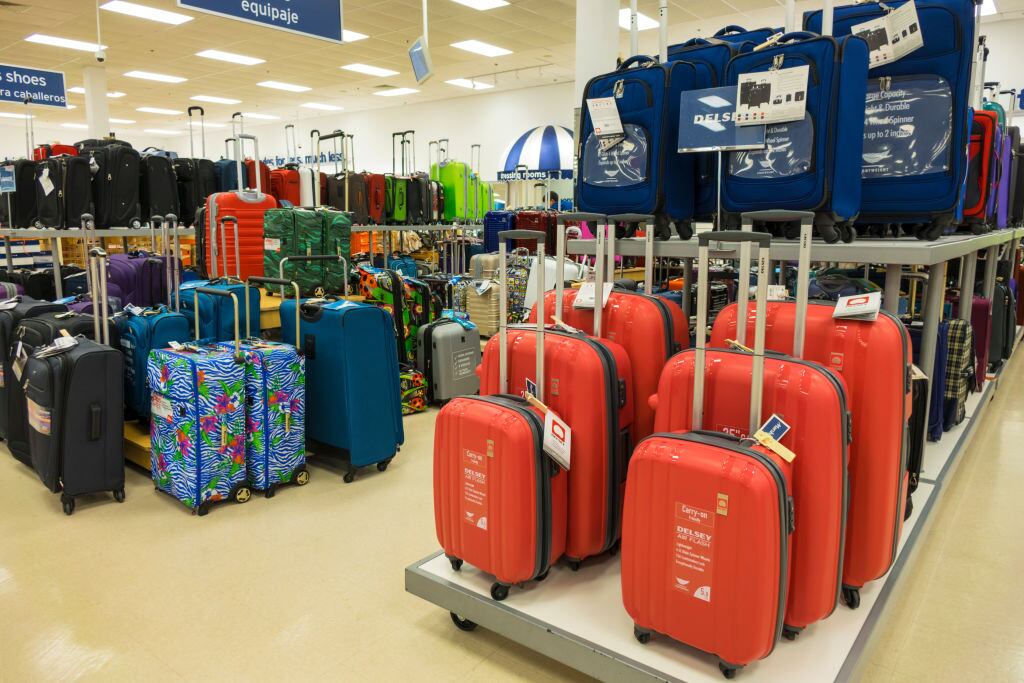 Venta de maletas en un centro comercial en Florida