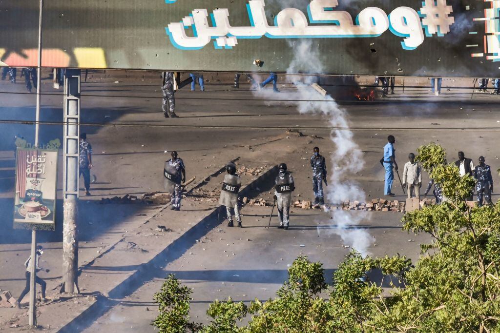 Fuerzas de seguridad reprimen las protestas anti golpe de estado en Sudán