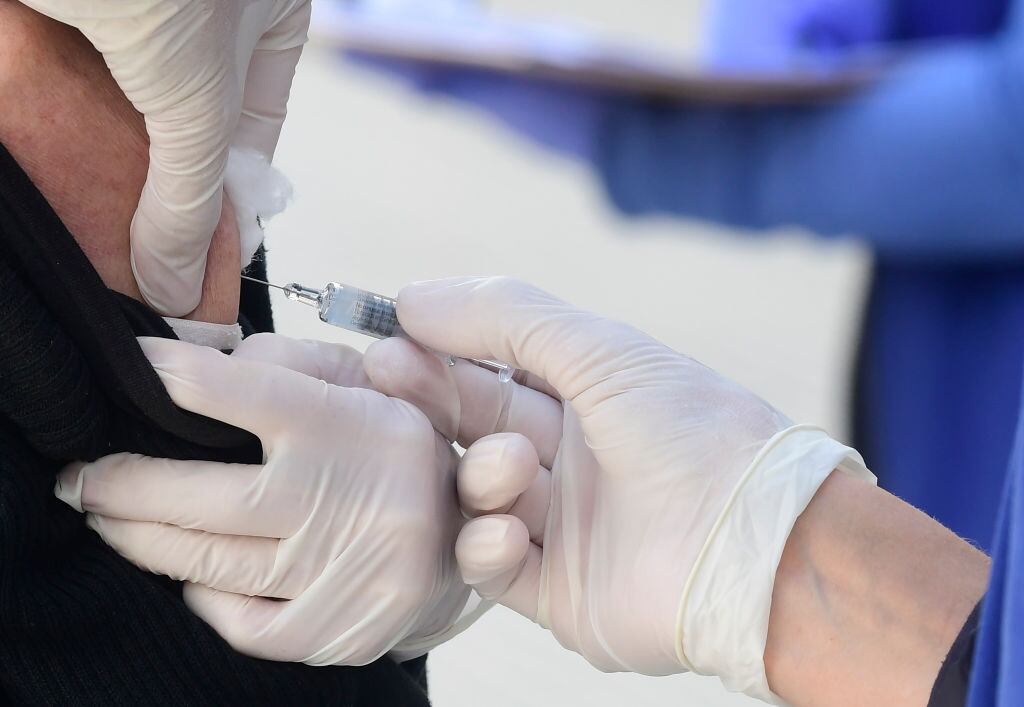 Un médico aplica una vacuna contra la influenza en un hospital de Buenos Aires