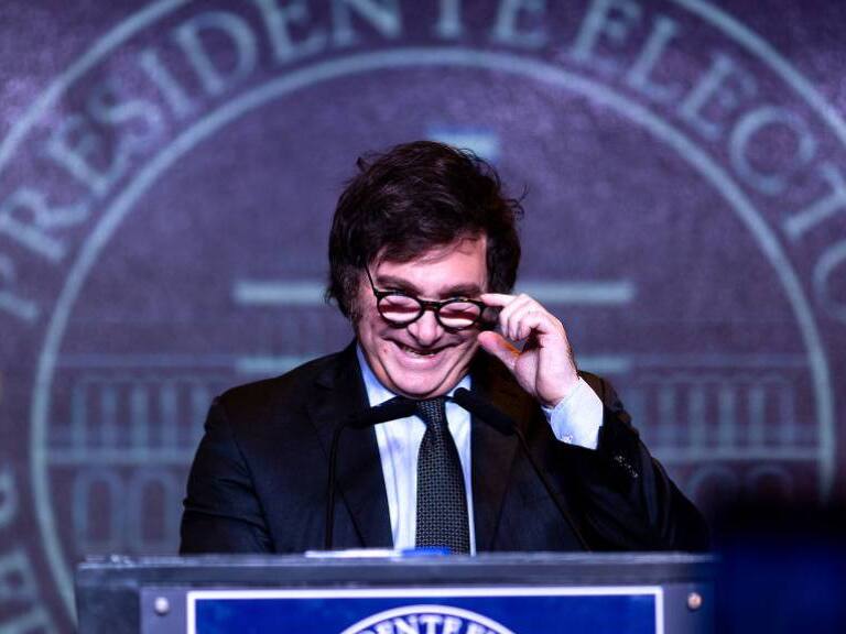 «Desde un médium para hablar con su perro a creerse un enviado de Dios»: Biógrafo de Milei desclasifica algunas excentricidades del presidente electo de Argentina