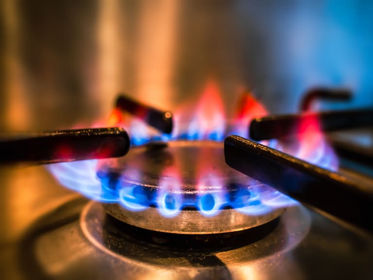 Qué significan los distintos colores de las llamas de la cocina (y por qué algunos podrían ser peligrosos)