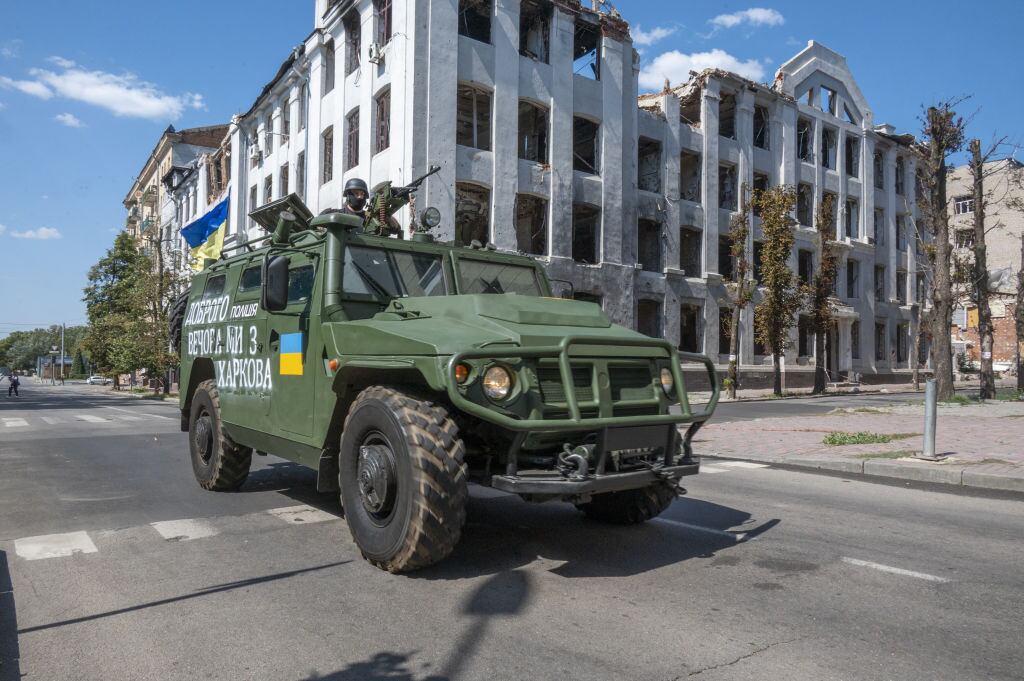 Soldados de Ucrania avanzan con vehículo ruso capturado en Járkov