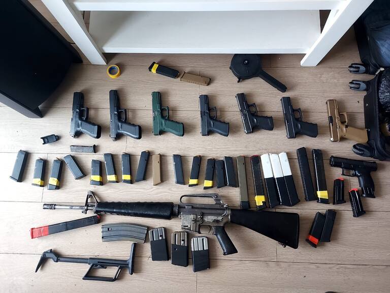 Estaba bajo arriendo: Carabineros halla armamento de guerra al interior de un departamento en San Miguel