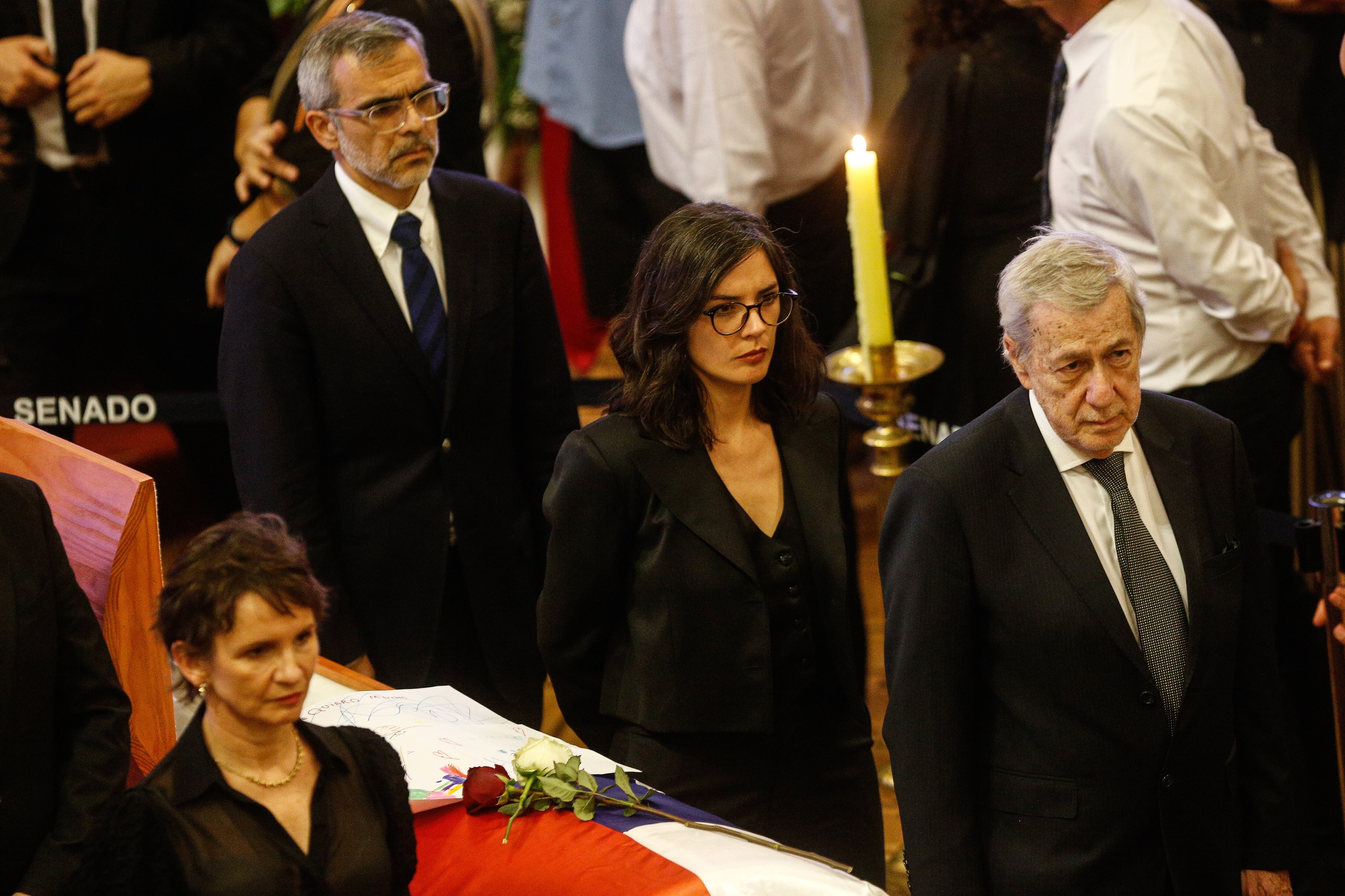 Agencia Uno | Autoridades siendo parte de la guardia de Honor durante el velorio del expresidente Sebastián Piñera en el ex Congreso Nacional