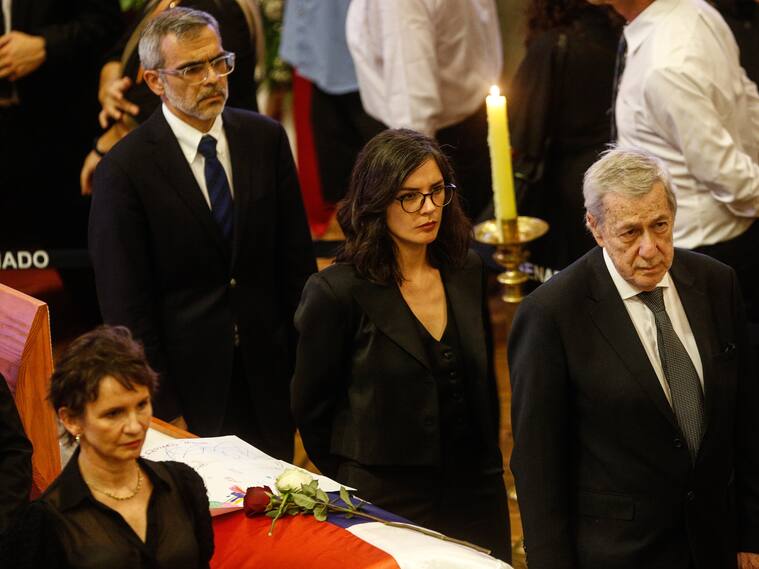 Agencia Uno | Autoridades siendo parte de la guardia de Honor durante el velorio del expresidente Sebastián Piñera en el ex Congreso Nacional