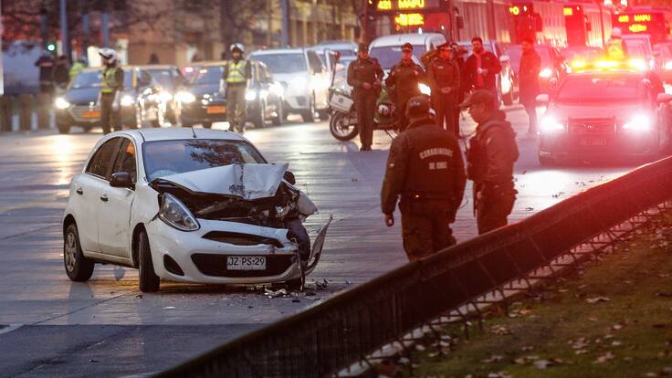 Conductor en estado de ebriedad choca contra vehículo de Carabineros en pleno centro de Santiago