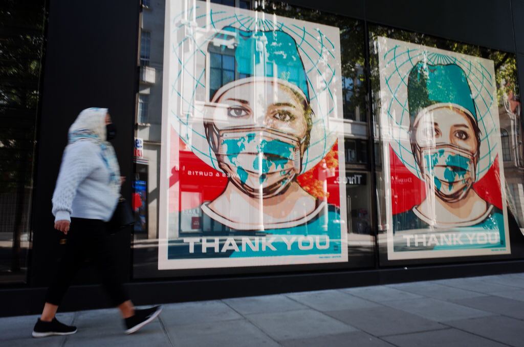 Carteles agradecen a los trabajadores de la salud en Inglaterra
