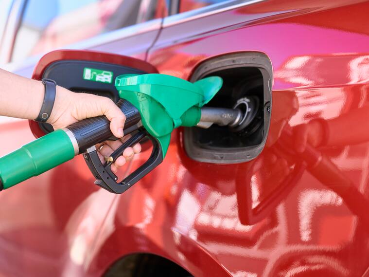 ¿Qué puedo hacer si puse un combustible equivocado en mi auto?