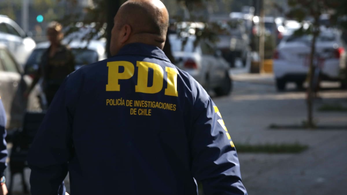 Mujer muere tras caer de edificio en Santiago