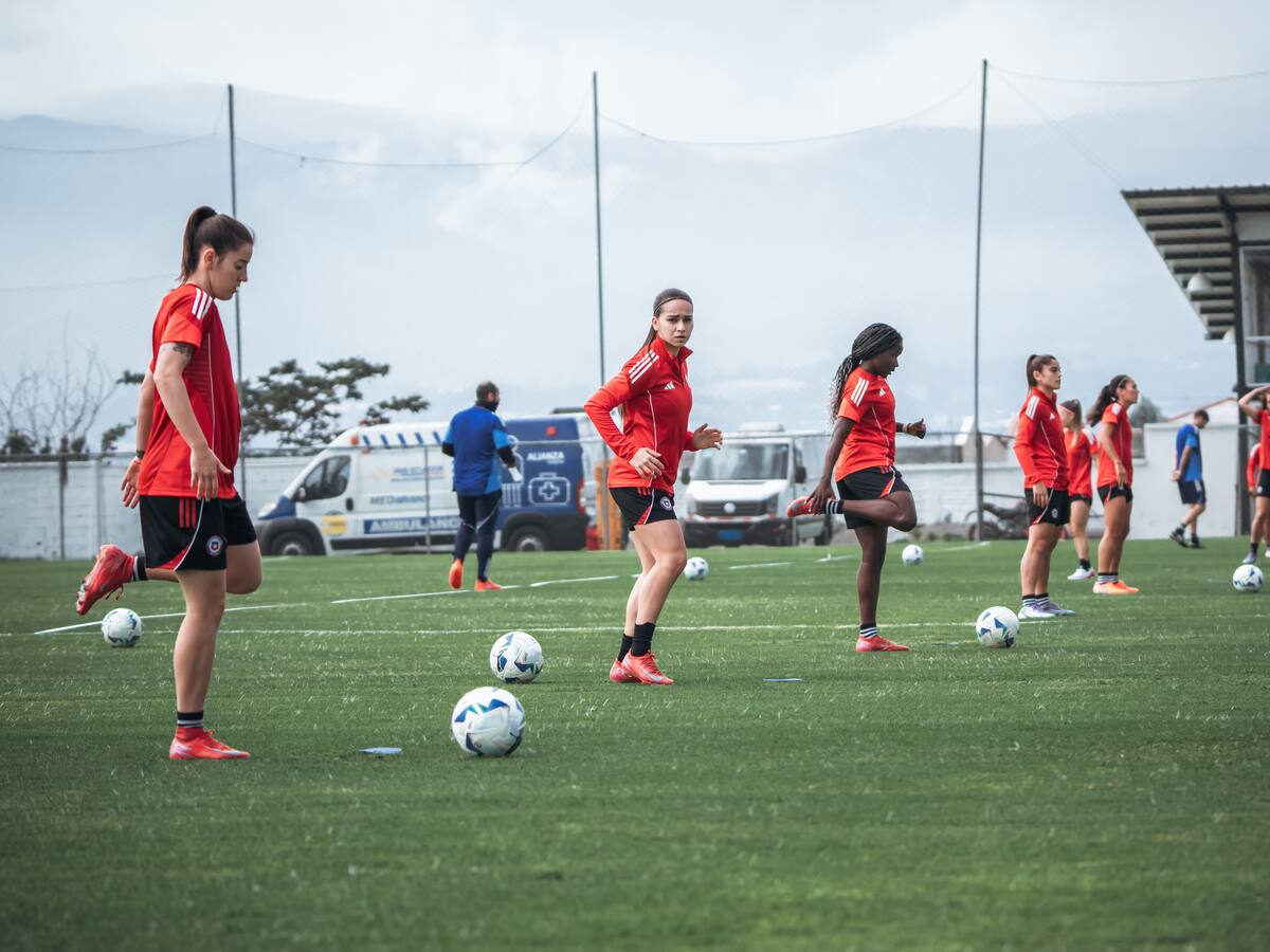 Luis Mena aborda el factor altura de cara al debut de La Roja Femenina en la Copa América 2025: “Las veo bien físicamente”
