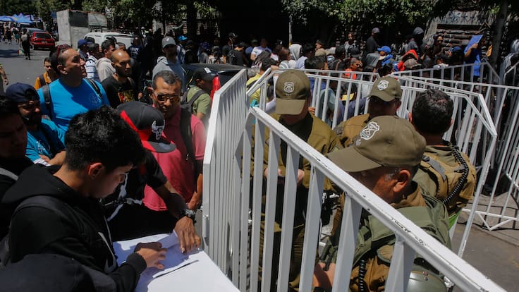 Caos en el Estadio Víctor Jara: masiva llegada de migrantes desborda el proceso de enrolamiento por confusión con regularización