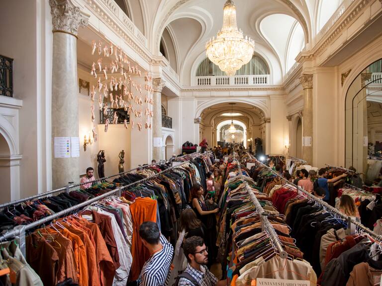 Prendas de diseñador desde $3 mil: Teatro Municipal anuncia masiva venta de vestuario