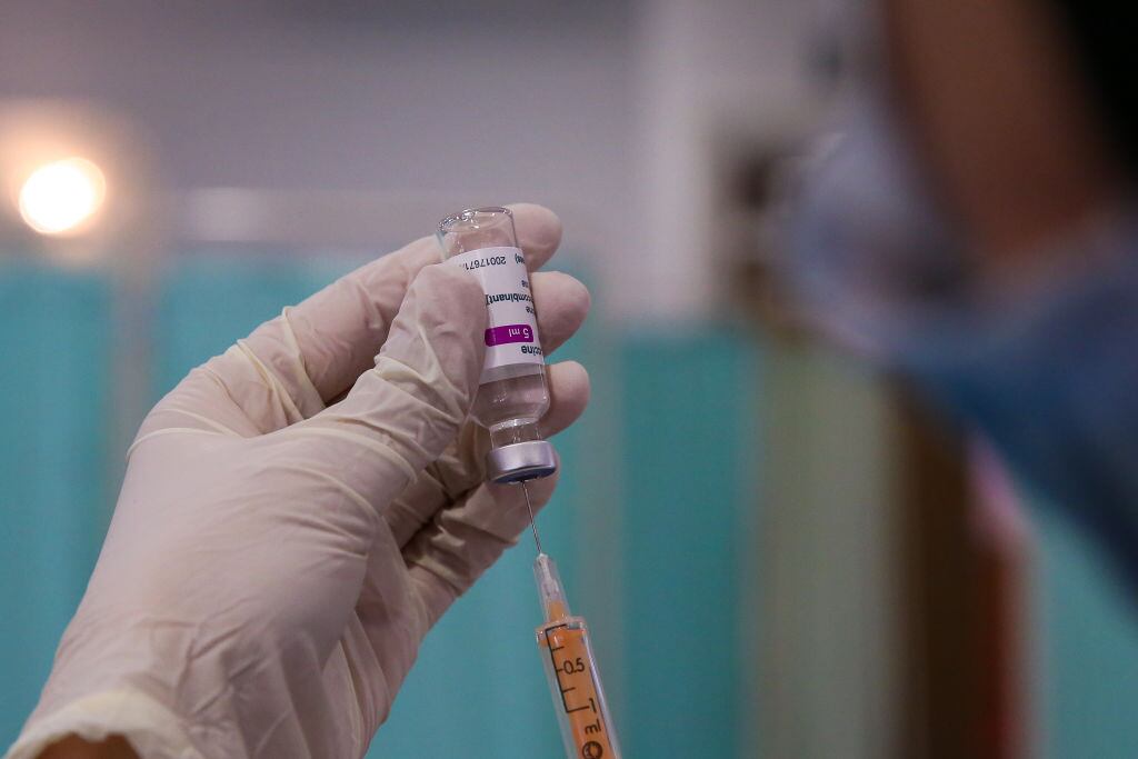 Trabajadora de la salud prepara una dosis de una vacuna contra el Covid-19