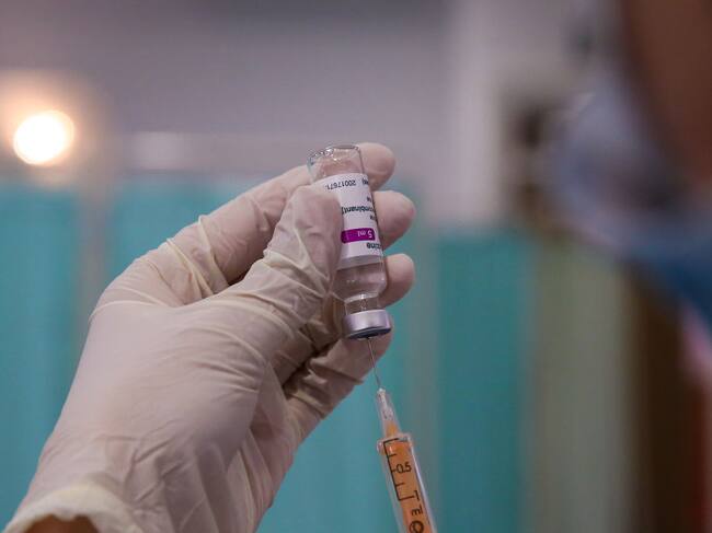 Trabajadora de la salud prepara una dosis de una vacuna contra el Covid-19