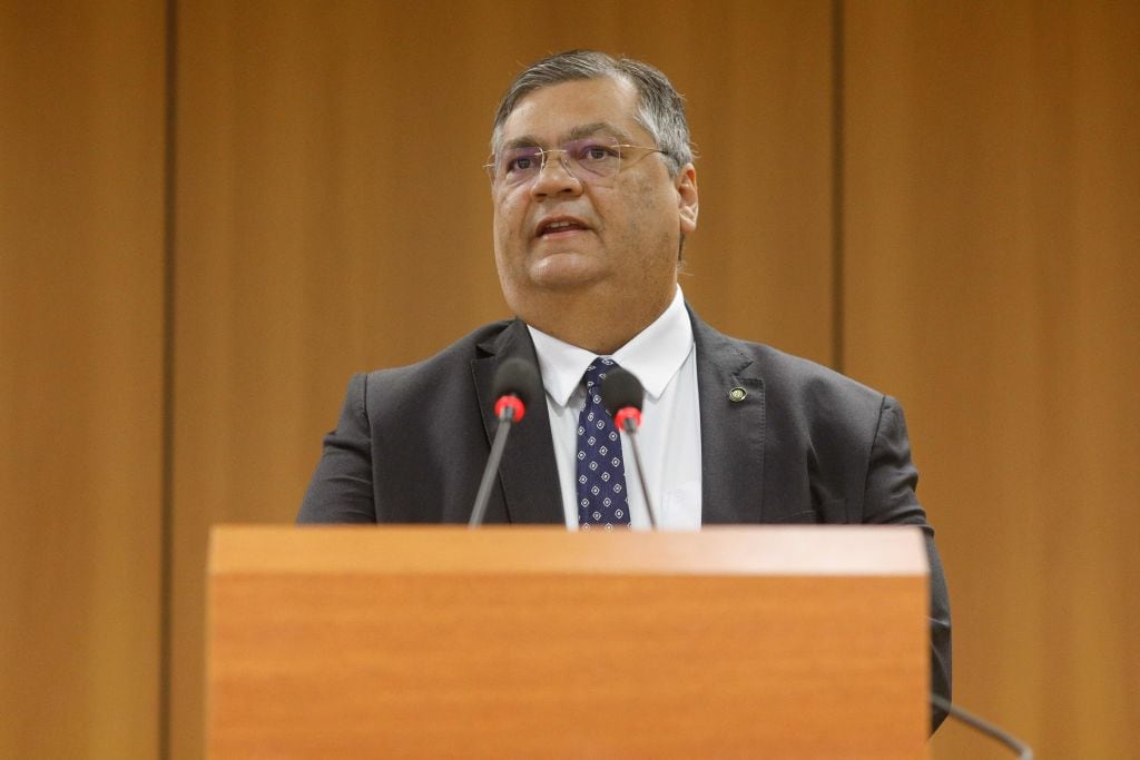 Ministro de justicia de Brasil, Flávio Dino, ante los medios de comunicación