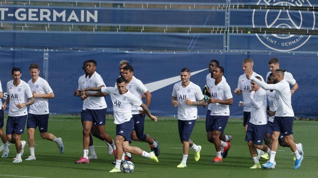 Paris Saint-Germain's players warm up during a training session at the club's Camp des Loges training grounds in Saint-Germain-en-Laye, west of Paris on September 17, 2019 on the eve of their UEFA Champions League Group A football match Paris Saint-Germain and Real Madrid CF. (Photo by GEOFFROY VAN DER HASSELT / AFP) (Photo credit should read GEOFFROY VAN DER HASSELT/AFP via Getty Images)