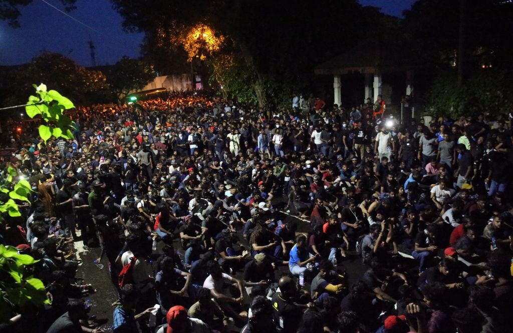 Manifestantes ingresan a la residencia oficial del presidente de Sri Lanka