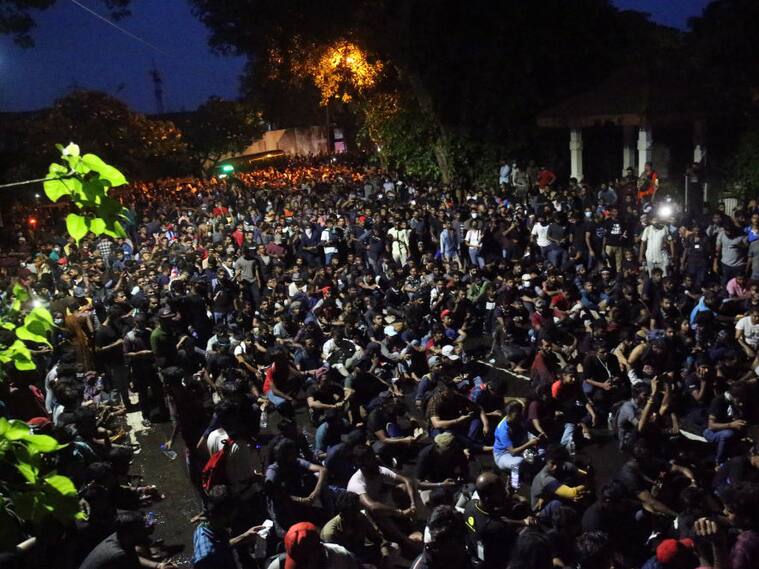 Manifestantes ingresan a la residencia oficial del presidente de Sri Lanka