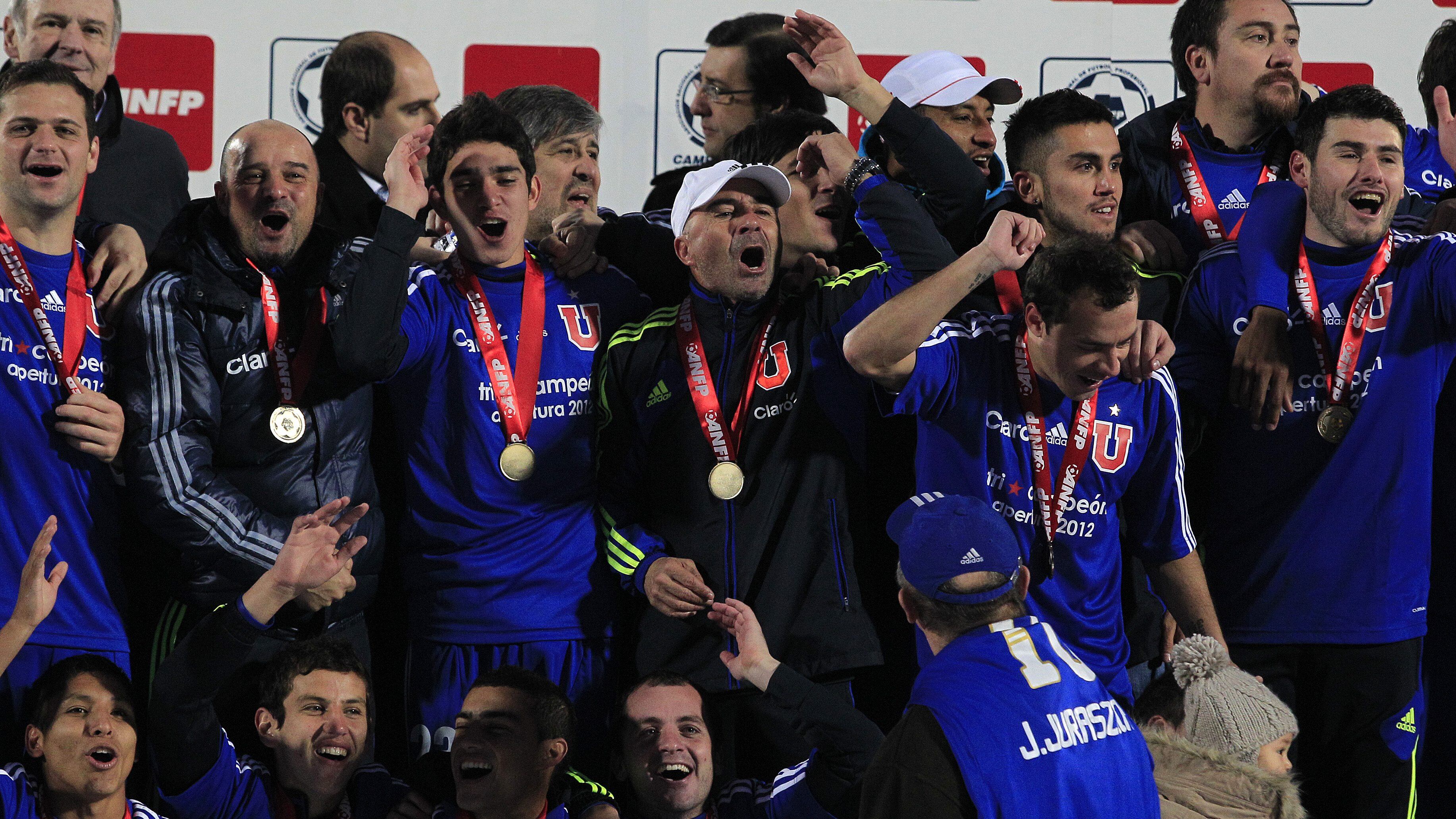 02 de Julio de 2012/SANTIAGOJose Rojas levanta la copa de Campeon , durante la final del Campeonato Nacional de Apertura 2012, entre Universidad de Chile vs O'Higgins , jugado en el Estadio Nacional
FOTO:MARIO DAVILAAGENCIAUNO
