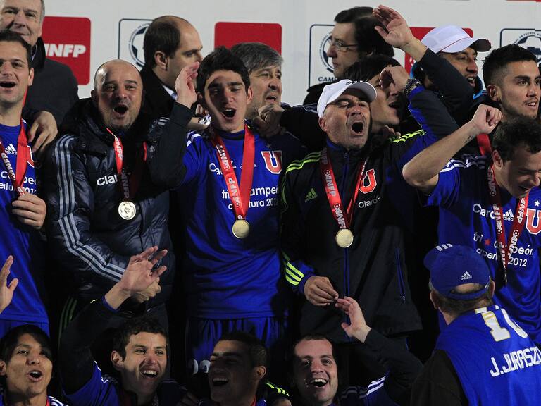 02 de Julio de 2012/SANTIAGOJose Rojas levanta la copa de Campeon , durante la final del Campeonato Nacional de Apertura 2012, entre Universidad de Chile vs O'Higgins , jugado en el Estadio Nacional
FOTO:MARIO DAVILAAGENCIAUNO