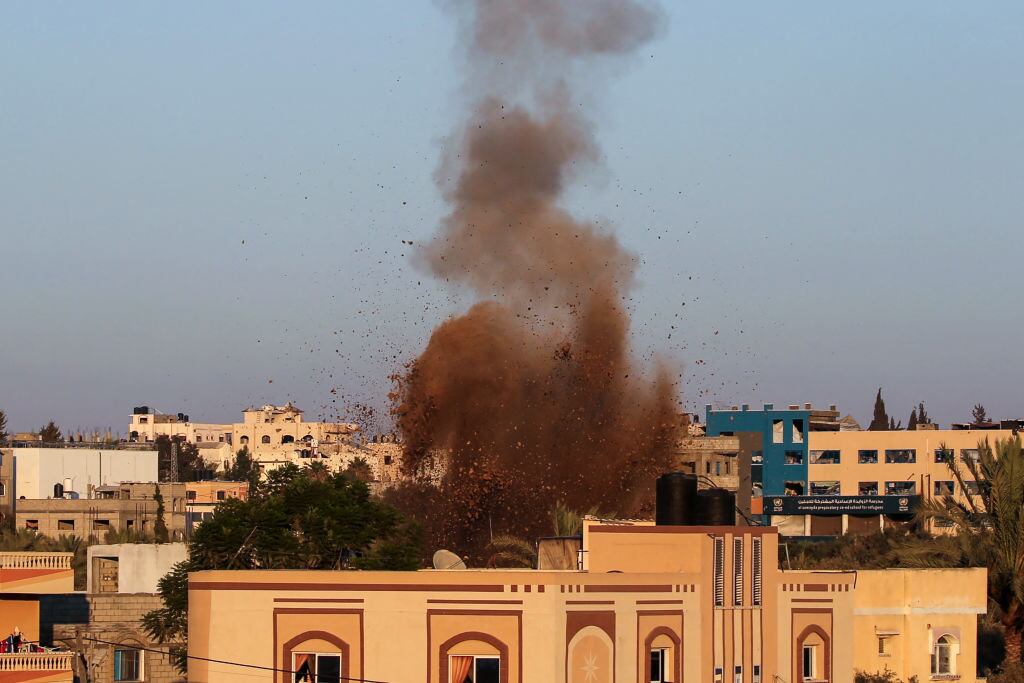 El humo se levanta tras el impacto de un nuevo ataque aéreo de Israel sobre la Franja de Gaza en la zona de Al Zawayda.