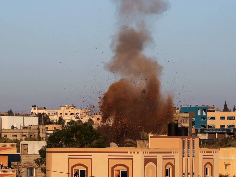 El humo se levanta tras el impacto de un nuevo ataque aéreo de Israel sobre la Franja de Gaza en la zona de Al Zawayda.