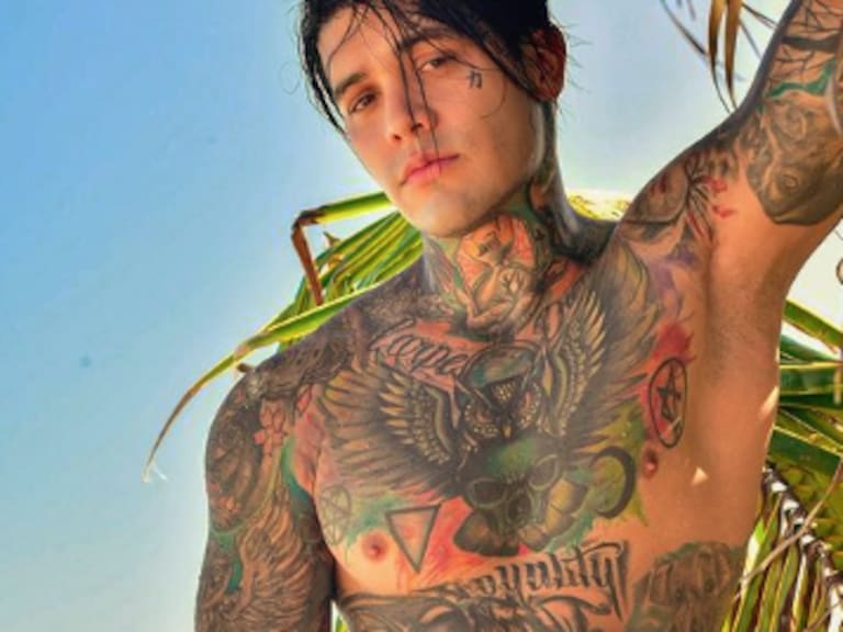 Youtuber colombiano se retiró los implantes mamarios y se defendió en irónicos términos contra quienes lo atacaron