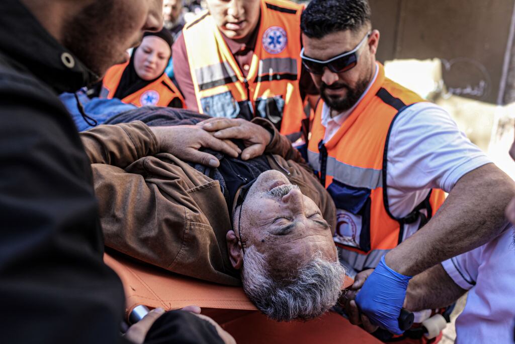 Paramédicos atienden a palestino herido por fuerzas israelíes