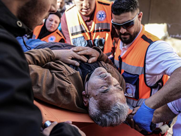 Paramédicos atienden a palestino herido por fuerzas israelíes