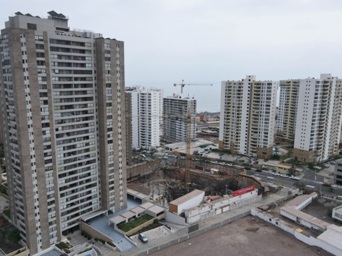 Ministro de Vivienda por déficit habitacional en Chile: “Los vientos en contra influyeron en el sector inmobiliario, no en el sector público”