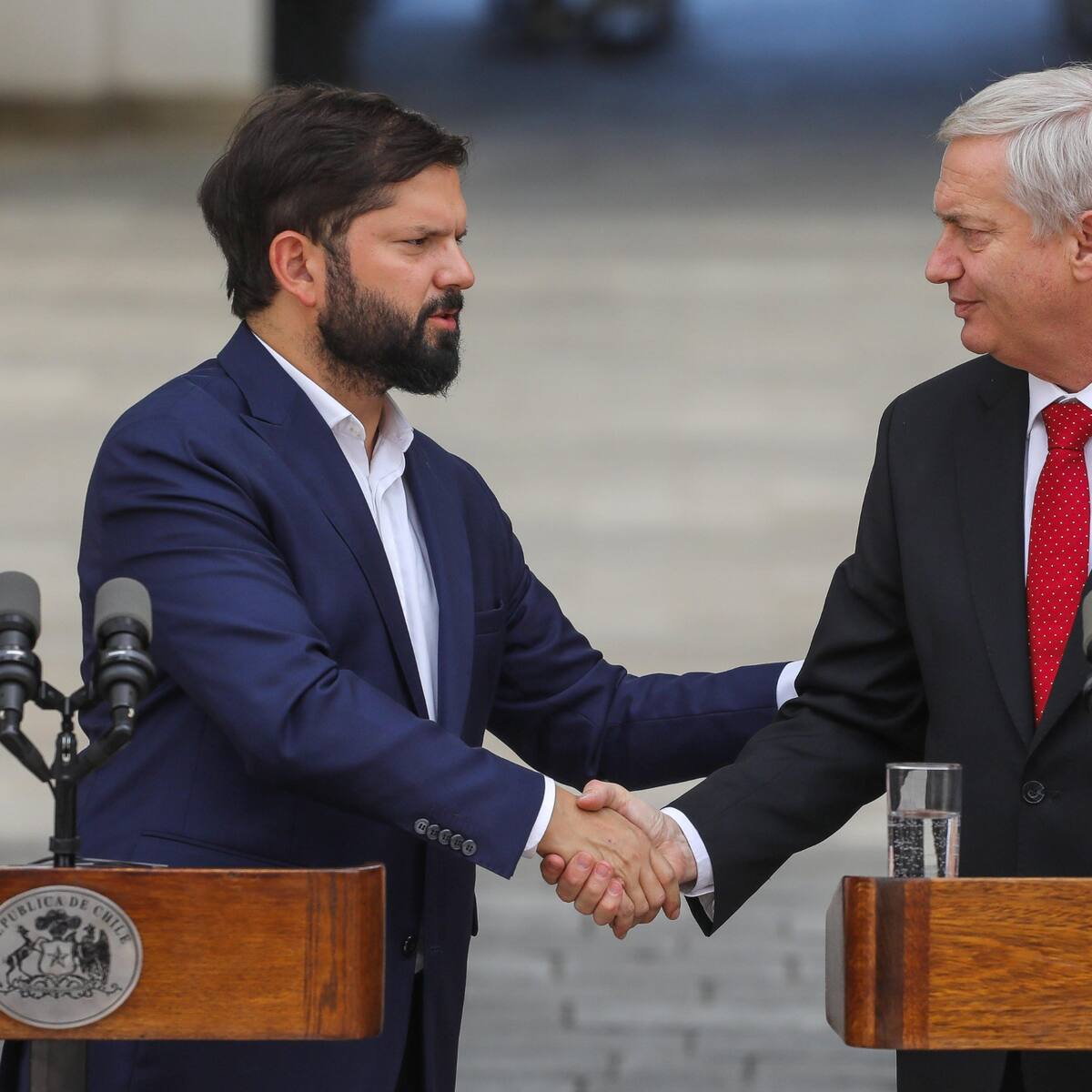 Del cable submarino al déficit fiscal: Los puntos de fricción que marcarán el encuentro cara a cara entre Boric y Kast