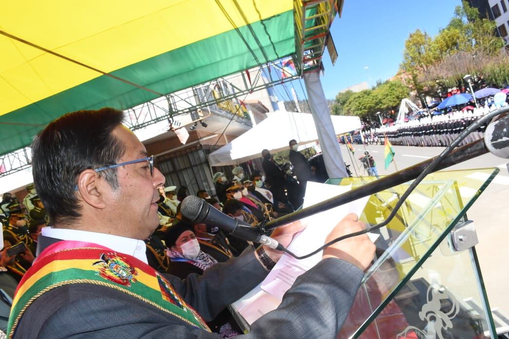 El presidente de Bolivia, Luis Arce, habla ante las fuerzas armadas
