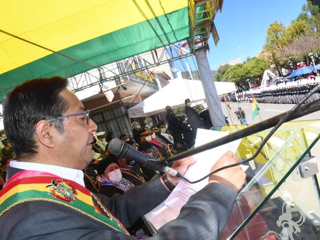 El presidente de Bolivia, Luis Arce, habla ante las fuerzas armadas