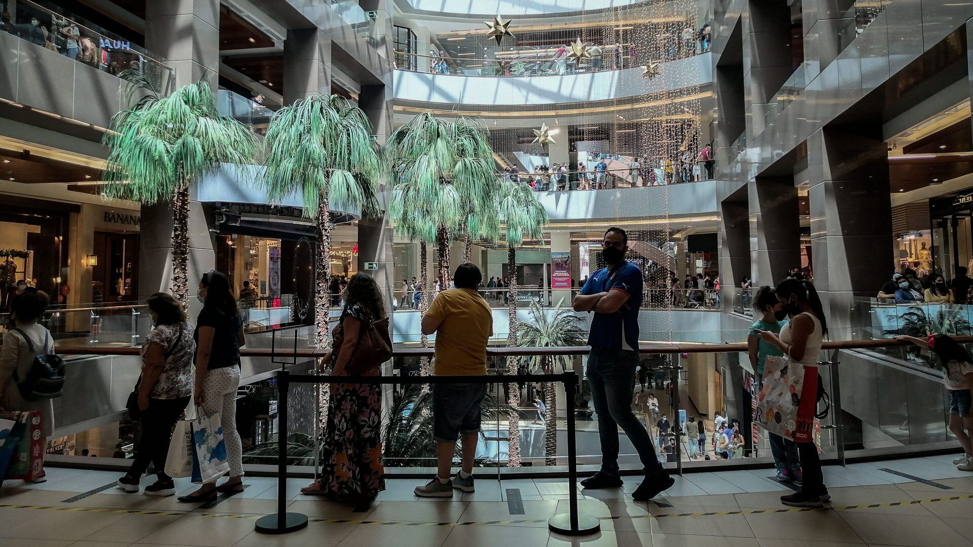8 de diciembre del 2020/SANTIAGOCientos de personas llegan hacer las últimas compras de Navidad, en el centro comercial Costanera Center, en la comuna de Providencia, a solo un día en que la región Metropolitana, entre a fase dos.
FOTO: SEBASTIAN BELTRAN GAETE/AGENCIAUNO