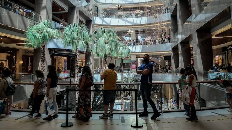 8 de diciembre del 2020/SANTIAGOCientos de personas llegan hacer las últimas compras de Navidad, en el centro comercial Costanera Center, en la comuna de Providencia, a solo un día en que la región Metropolitana, entre a fase dos.
FOTO: SEBASTIAN BELTRAN GAETE/AGENCIAUNO