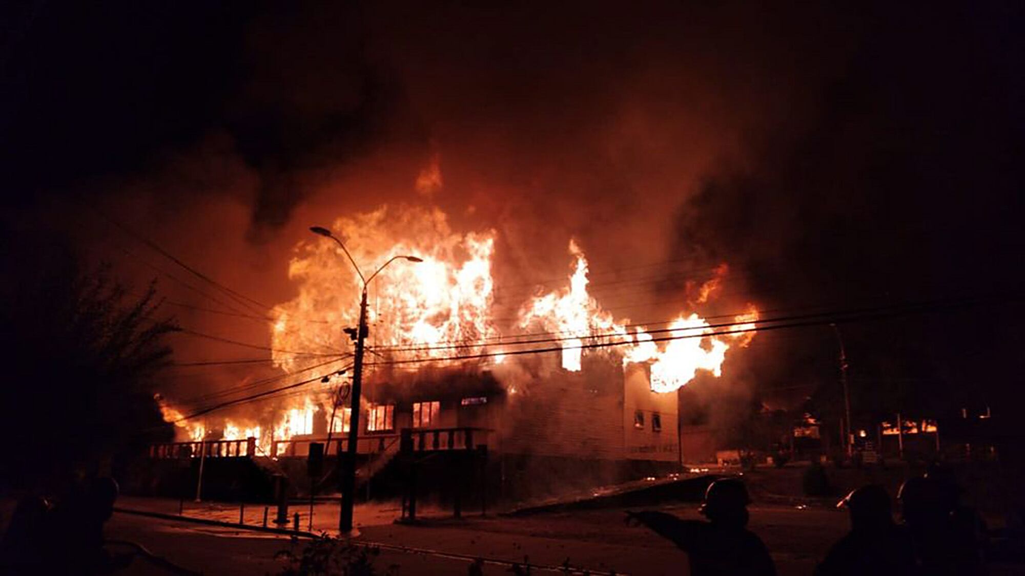 005 DE FEBRERO DE 2021 / PANGUIPULLIQueman municipalidad despues que Carabinero da muerte con varios tiros a joven malabarista tras un enfrentamiento ocurrido en el centro de la ciudad tras un control de identidad.
FOTO: AGENCIAUNO