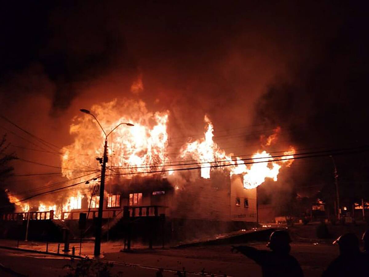 Incendian municipalidad de Panguipulli en el contexto de protestas por muerte de malabarista baleado por Carabineros
