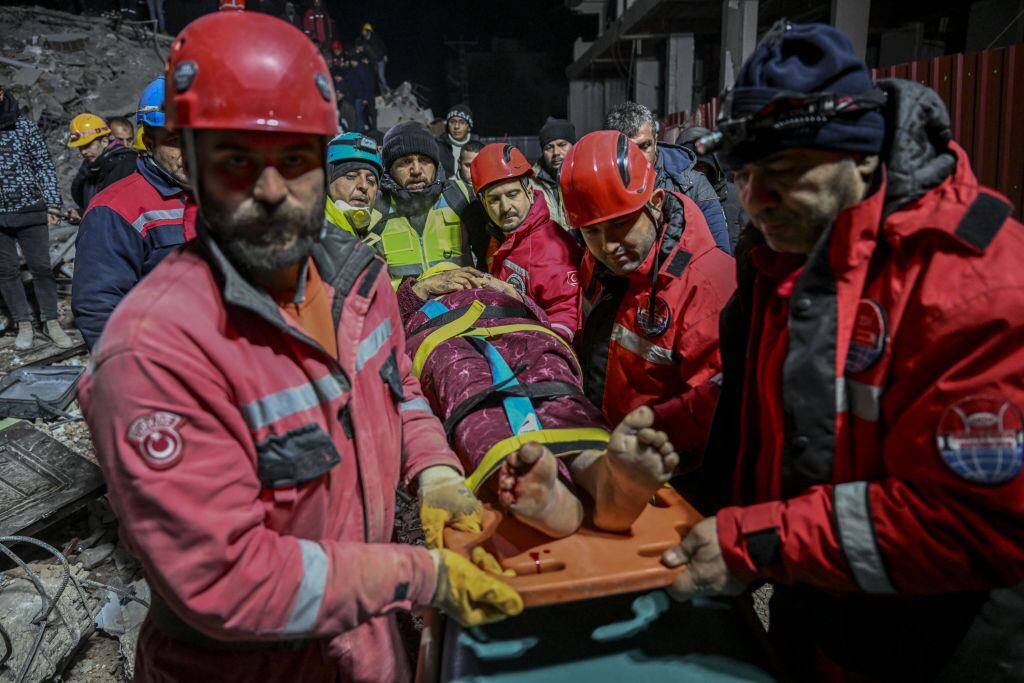 Mujer es rescatada de los escombros en la provincia de Hatay en Turquía