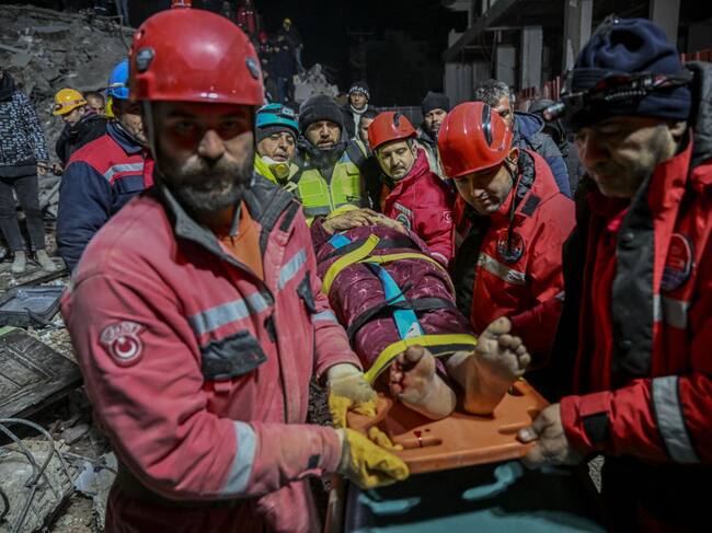 Mujer es rescatada de los escombros en la provincia de Hatay en Turquía
