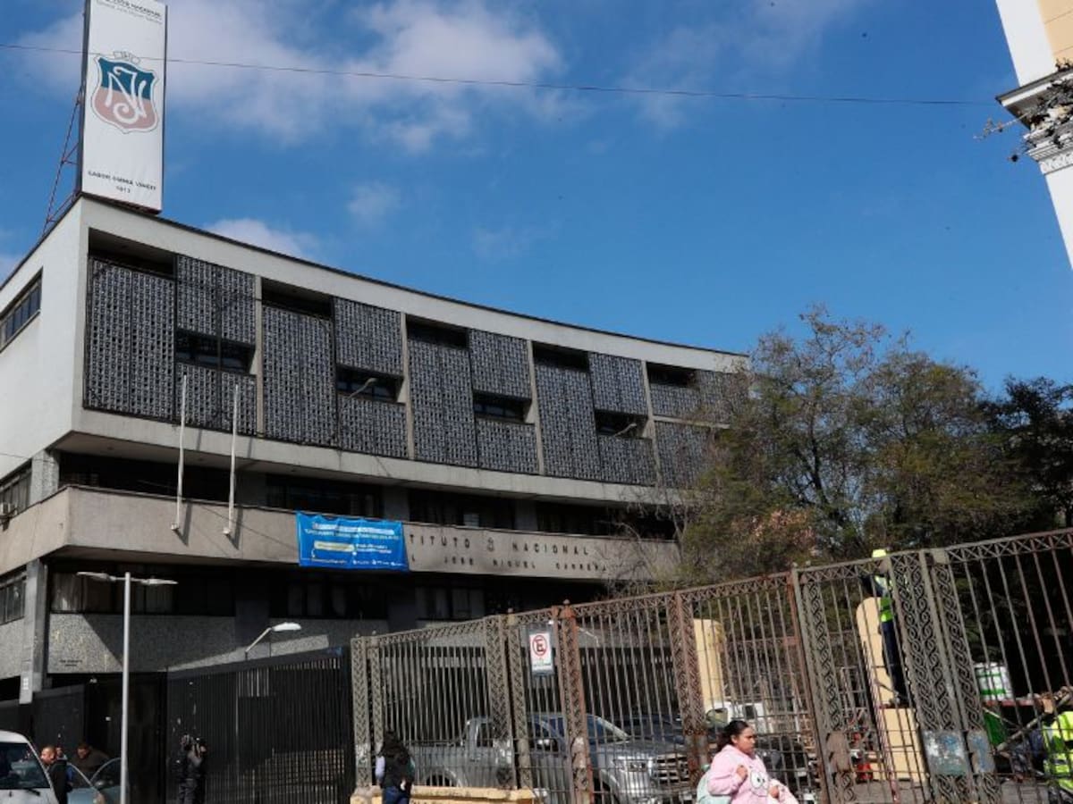 Estudiante del Instituto Nacional resulta con quemaduras graves por manipulación de bomba molotov durante enfrentamiento con Carabineros