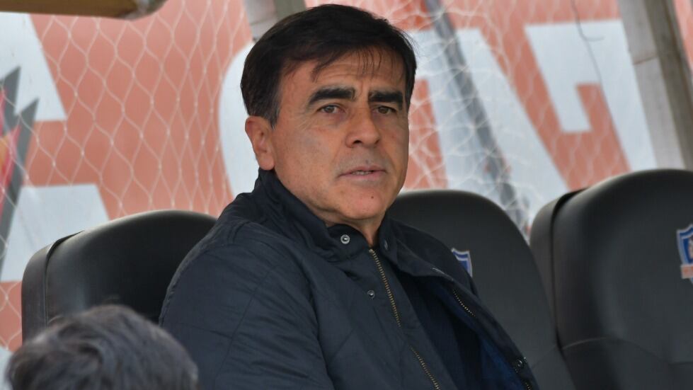 Gustavo Quinteros quiere más minutos para Lezcano y avisa que "Colo Colo no permite jugadores que no estén al 100%"