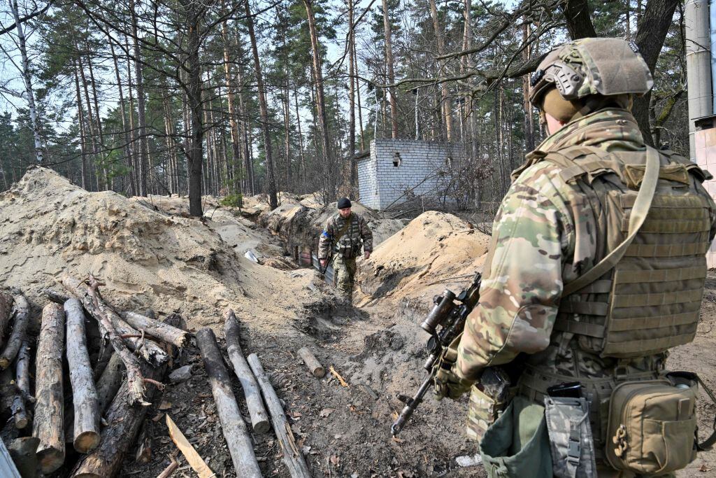 Militares ucranianos mantienen sus posiciones en los alrededores de Kiev