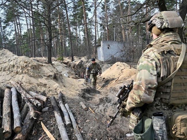 Militares ucranianos mantienen sus posiciones en los alrededores de Kiev