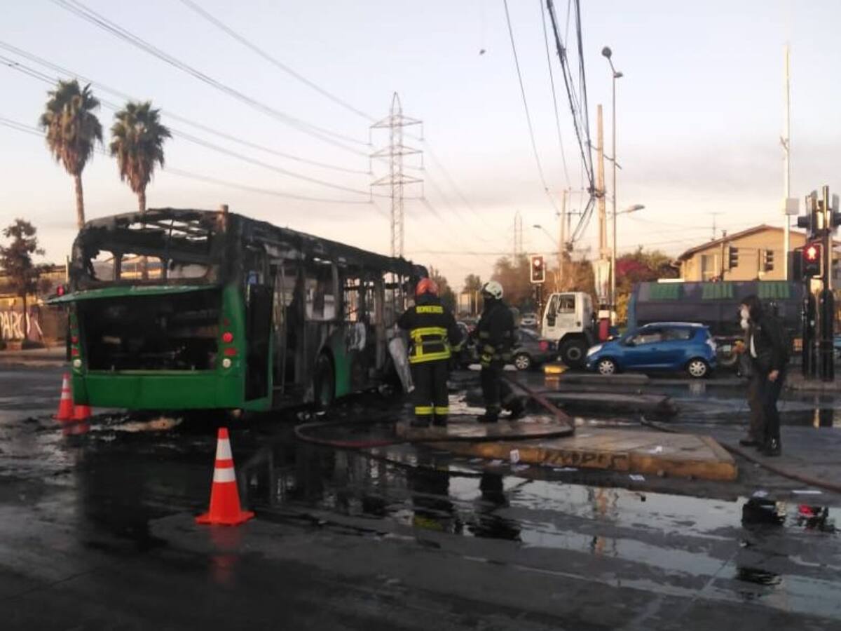 Desconocidos quemaron bus del transporte público en Pedro Aguirre Cerda durante la mañana de este jueves