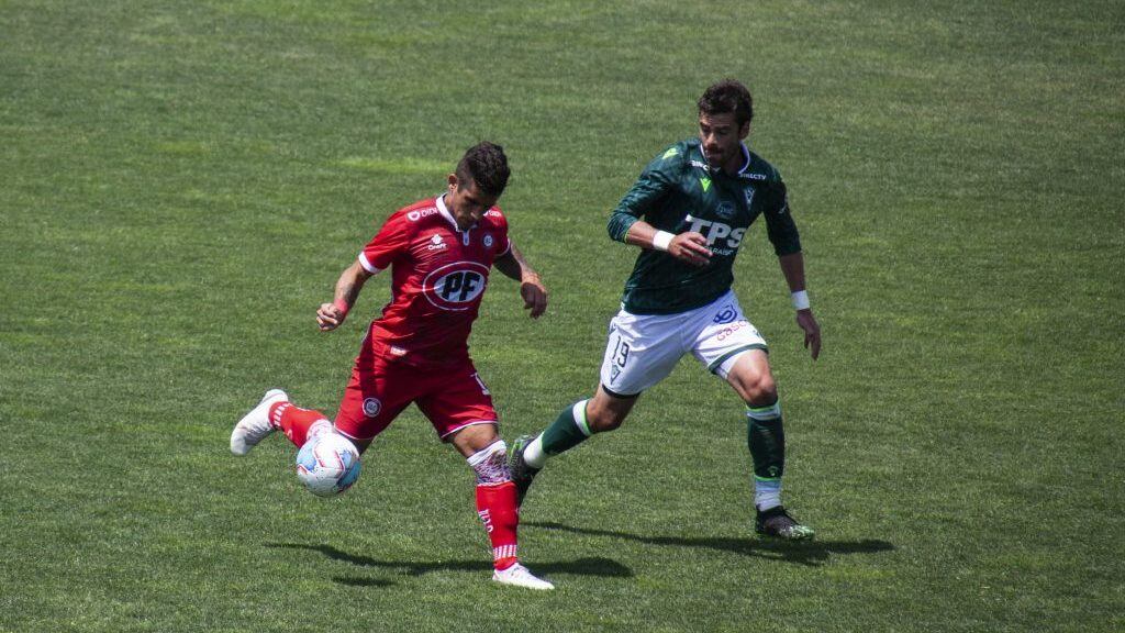 15 DE OCTUBRE DE 2020 / VALPARAISOJugador de Union La Calera disputa el baln contra Ezequiel Luna, durante el partido valido por la decimo quinta fecha del Campeonato Nacional AFP PlanVital 2020, entre Santiago Wanderers vs Union La Calera, disputado en el Estadio Elias Figueroa.
FOTO: MIGUEL MOYA / AGENCIAUNO