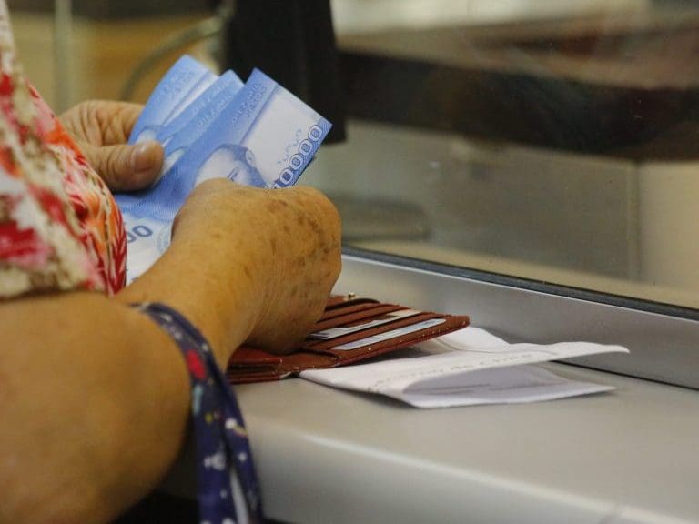 20 de Febrero del 2020/CONCEPCION
Beneficiarios del Aporte Familiar Permanente "Bono Marzo" acuden a las sucursales de Caja de Compensación Los Heroes, a recibir el pago, que adelanto la fecha de pago al dia 15 de Febrero. En la imagen beneficiaria retira dinero correspondiente al Bono Marzo en la caja.
FOTO:SEBASTIAN BROGCA/AGENCIAUNO