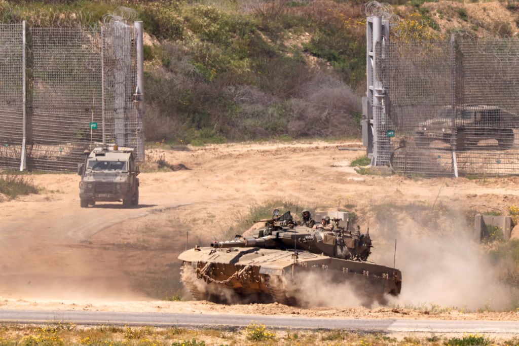 Vehículos blindados y tanques del ejército de Israel ingresan a la Franja de Gaza en Palestina.