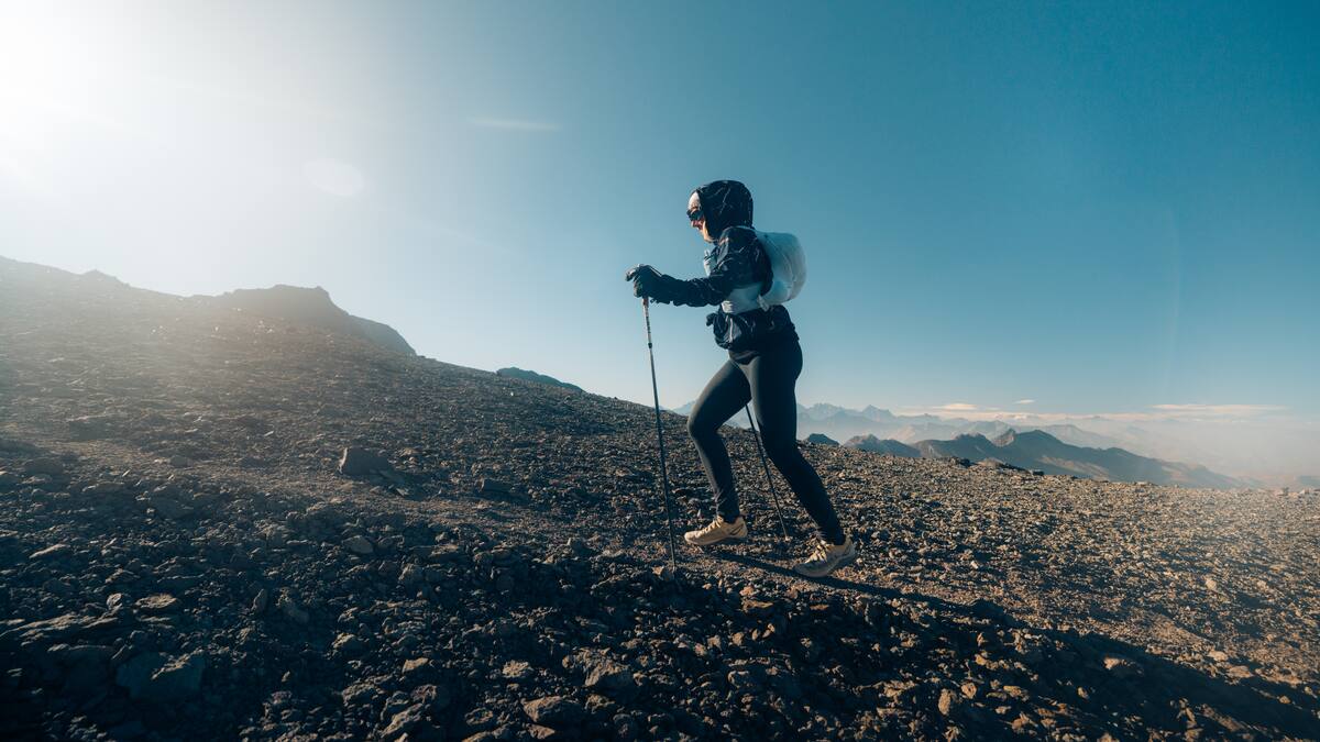 Atleta estadounidense embarazada se impuso en una de las categorías de exigente prueba de skyrunning en Santiago